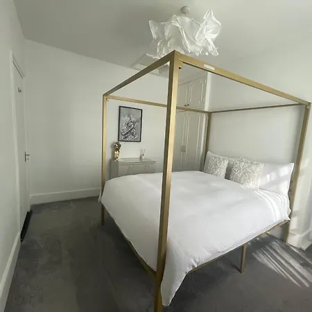 Queen Bedroom In Maida Vale London Exterior photo
