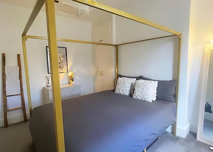Queen Bedroom In Maida Vale