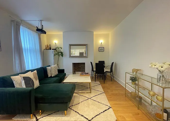 Queen Bedroom In Maida Vale