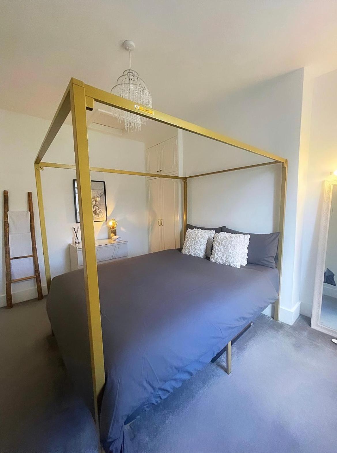 Queen Bedroom In Maida Vale *