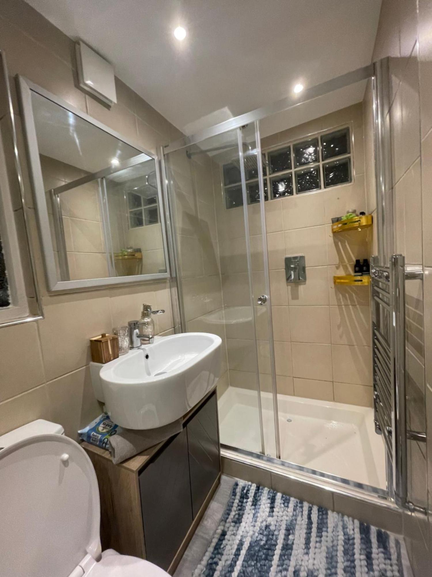 Queen Bedroom In Maida Vale Homestay London