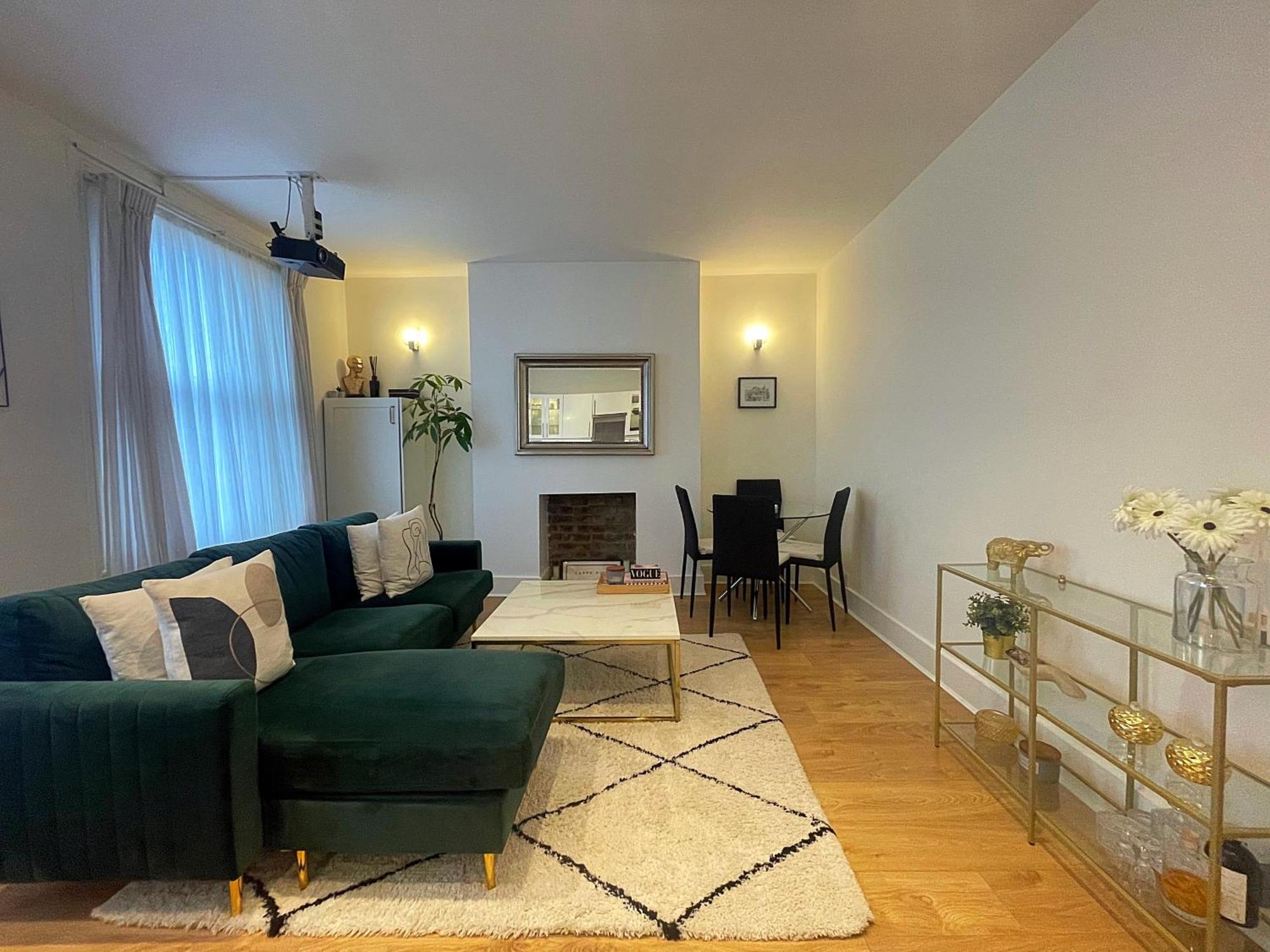 Queen Bedroom In Maida Vale