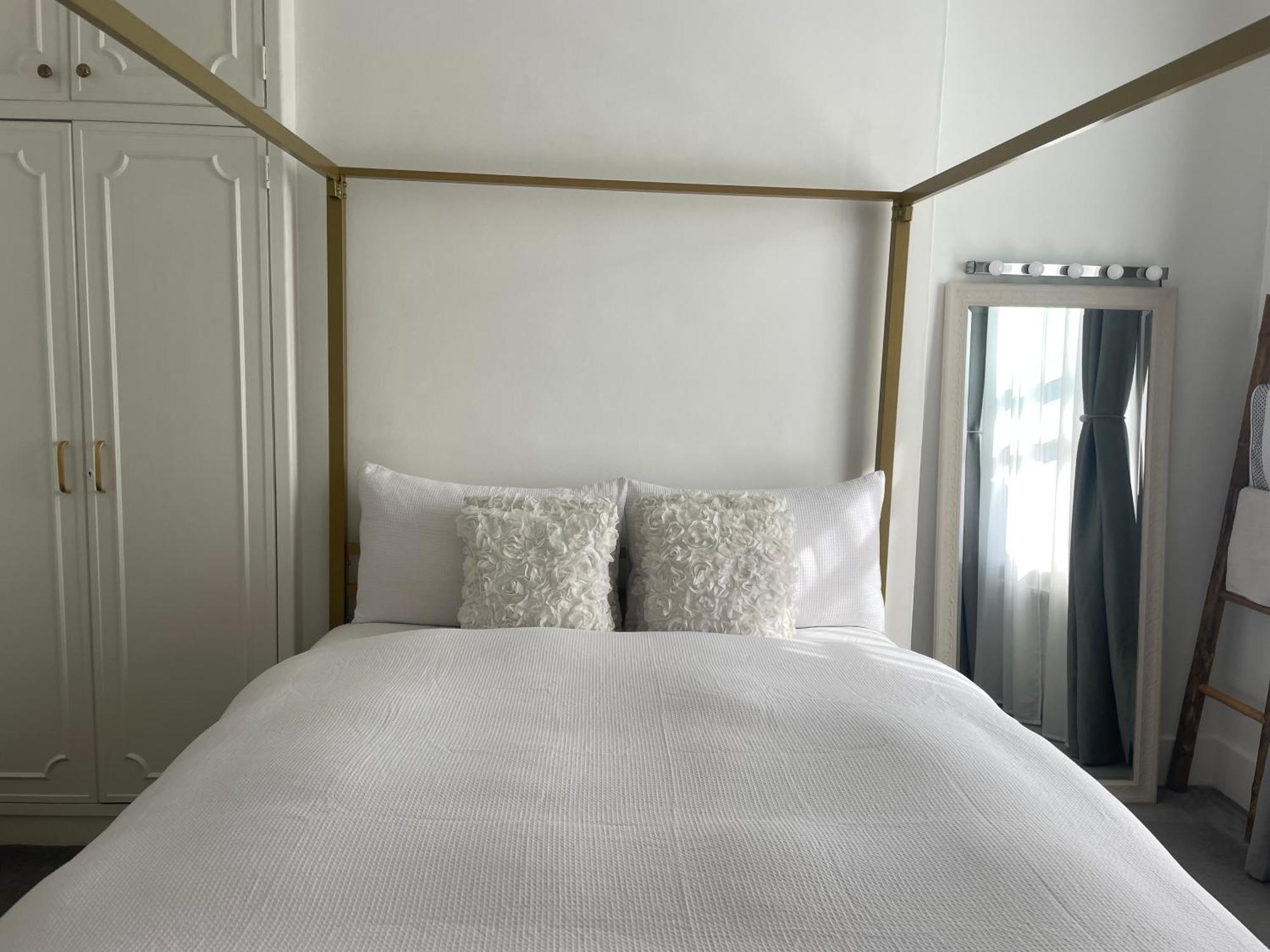 Queen Bedroom In Maida Vale Homestay *